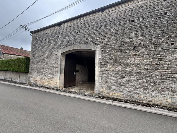 Corps de ferme , proche de CHATILLON SUR SEINE, comprenant une habitation de 80m², une grange et terrain :700m Montliot-et-Courcelles (21400)