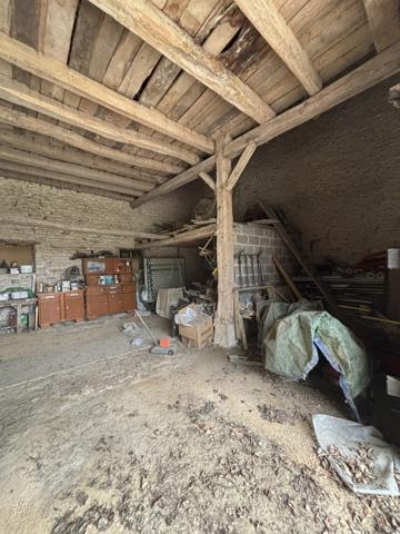 Corps de ferme , proche de CHATILLON SUR SEINE, comprenant une habitation de 80m², une grange et terrain :700m Montliot-et-Courcelles (21400)