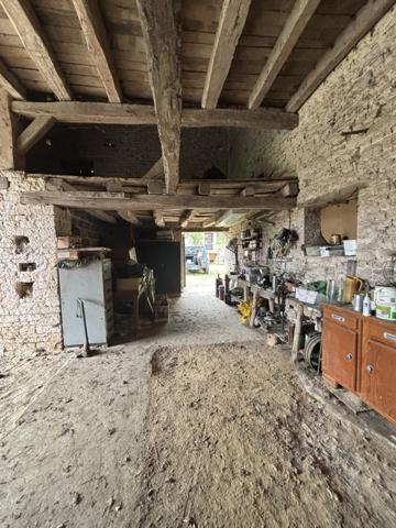 Corps de ferme , proche de CHATILLON SUR SEINE, comprenant une habitation de 80m², une grange et terrain :700m Montliot-et-Courcelles (21400)