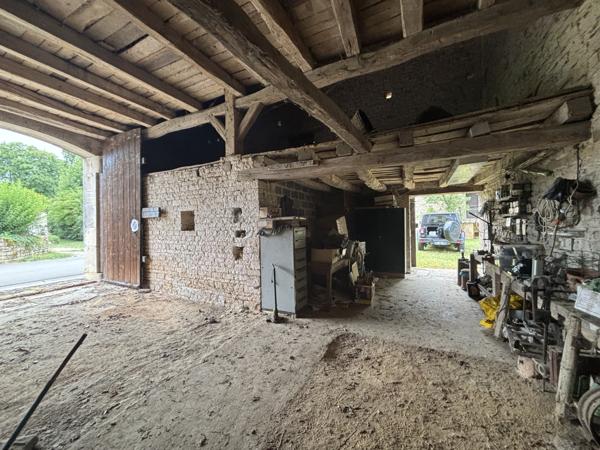 Corps de ferme , proche de CHATILLON SUR SEINE, comprenant une habitation de 80m², une grange et terrain :700m Montliot-et-Courcelles (21400)