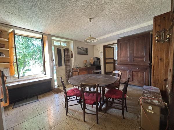 Corps de ferme , proche de CHATILLON SUR SEINE, comprenant une habitation de 80m², une grange et terrain :700m Montliot-et-Courcelles (21400)