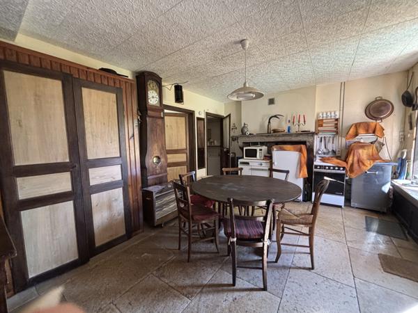 Corps de ferme , proche de CHATILLON SUR SEINE, comprenant une habitation de 80m², une grange et terrain :700m Montliot-et-Courcelles (21400)