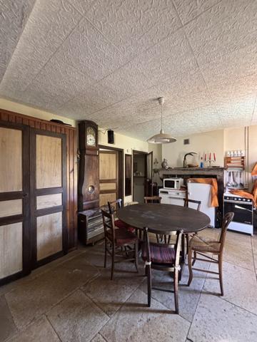 Corps de ferme , proche de CHATILLON SUR SEINE, comprenant une habitation de 80m², une grange et terrain :700m Montliot-et-Courcelles (21400)