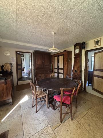 Corps de ferme , proche de CHATILLON SUR SEINE, comprenant une habitation de 80m², une grange et terrain :700m Montliot-et-Courcelles (21400)