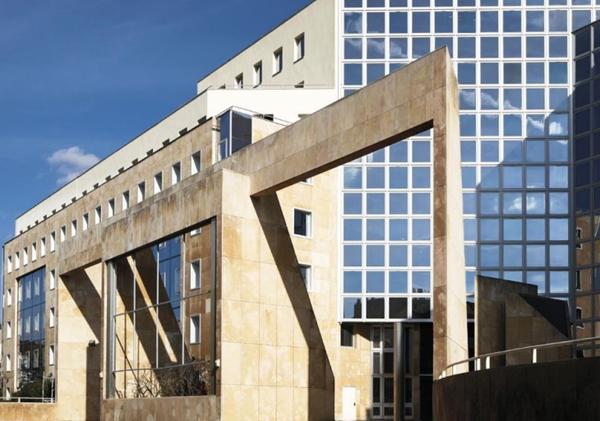 Opportunité de bureaux à louer à Suresnes, face au bois de Boulogne