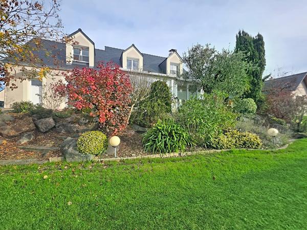 Maison familiale A VENDRE, bourg de Saint Herblon, 5 chambres, jardin paysagé, grand garage