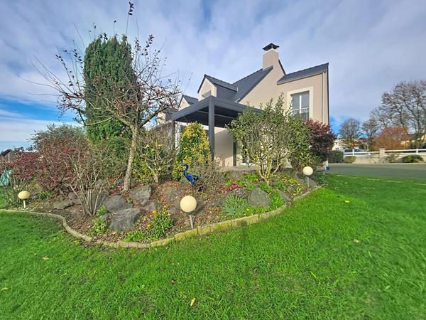 Maison familiale A VENDRE, bourg de Saint Herblon, 5 chambres, jardin paysagé, grand garage