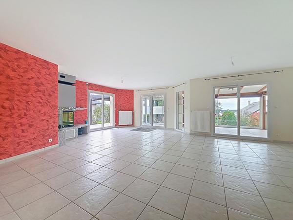 Maison familiale A VENDRE, bourg de Saint Herblon, 5 chambres, jardin paysagé, grand garage