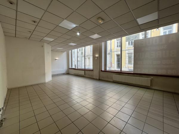 À LOUER - LOCAL PROFESSIONNEL DE 270 M2 DIVISIBLE - CENTRE-VILLE DE SAINT-QUENTIN