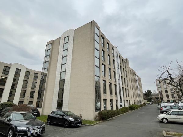 Bureaux à louer à Chatou avec parkings privatifs et accès rapide transports