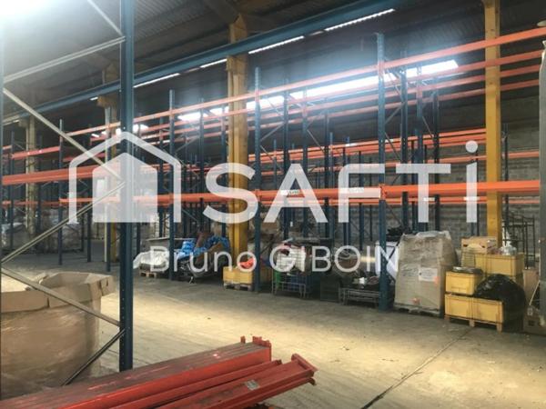 Bâtiment de stockage 1500 m², parking