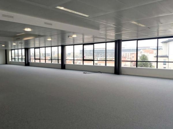 Bureaux rénovés et lumineux à louer à Rueil-Malmaison – Proximité RER A – Quartier dynamique