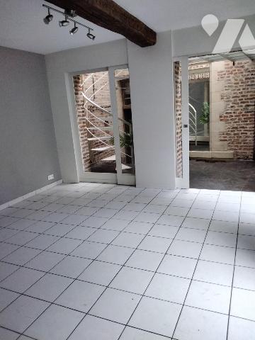 Maison DU XVIIéme siécle (inscrit à l'ismh) sur la commune de VALENCIENNES sur 408,64m² avec ga...
