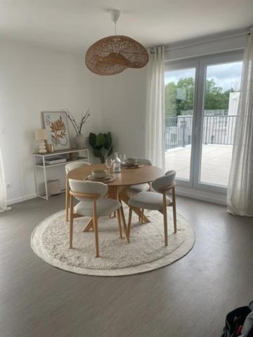 SAINT NAZAIRE -  DANS QUARTIER AGRÉABLE ET FAMILIAL - PROCHE TOUTES COMMODITÉS - APPARTEMENT T4 - DERNIER ÉTAGE - 3 GRANDES TERRASSES - 2 PARKINGS + LOCAL A VÉLO