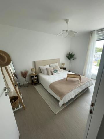 SAINT NAZAIRE -  DANS QUARTIER AGRÉABLE ET FAMILIAL - PROCHE TOUTES COMMODITÉS - APPARTEMENT T4 - DERNIER ÉTAGE - 3 GRANDES TERRASSES - 2 PARKINGS + LOCAL A VÉLO
