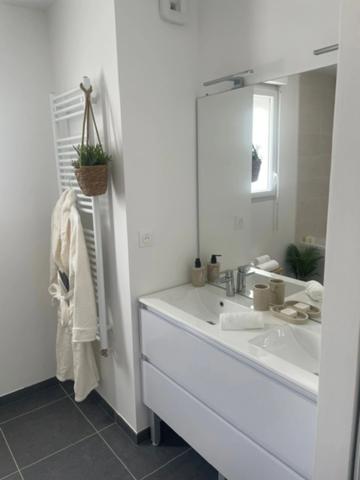 SAINT NAZAIRE -  DANS QUARTIER AGRÉABLE ET FAMILIAL - PROCHE TOUTES COMMODITÉS - APPARTEMENT T4 - DERNIER ÉTAGE - 3 GRANDES TERRASSES - 2 PARKINGS + LOCAL A VÉLO