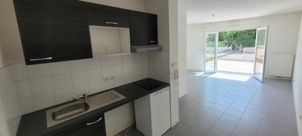 Studio rénové Pessac Centre avec grande terrasse