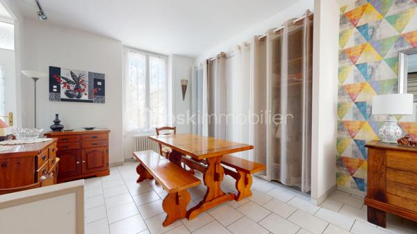 Uniquement chez BSK IMMOBILIER 
Idéalement situé à Bourges quartier Gionne (sud est, secteur calme, résidentiel et recherché),  offrant une belle qualité de vie avec la proximité de plusieurs commodités pratiques: écoles primaires / collège Jean Renoir / lycée Jacques Cœur / Pierre Emile Martin / fac de droit / campus universitaire LAHITOLLE / école Militaire, 
supermarchés, commerces divers, pharmacie ET rocade à proximité pour sortie autoroute ... je vous présente ce nouveau bien à la vente sur 2 niveaux d'environ 108 m² habitables .

Cette maison, édifiée sur une parcelle entièrement close d'environ 640m², se compose:
- En RDC, d'une entrée donnant sur une salle à manger avec placard, d'une cuisine, d'une chambre avec placard, d'une salle d'eau (douche) avec WC et d'un salon avec poêle à bois.
- A l'étage, d'un grand pallier desservant deux chambres et une salle de bains (baignoire) avec WC.

En extérieur, vous aurez accès à un joli jardin avec terrasse couverte en prolongement de la cuisine pour profiter des beaux jours en famille ou entre amis, 1 garage pour abriter un véhicule si besoin et de nombreuses dépendances avec espace buanderie, atelier, débarras, espace jardin, plusieurs autres pièces de stockage etc...
En complément une cave en sous-sol de la maison. 
Exposition terrasse : est.

les + : à seulement quelques minutes du centre-ville avec un air de campagne, maison saine, , menuiseries double vitrage PVC, volets roulants motorisés, nombreuses dépendances extérieures, système de chauffage au gaz production d'eau chaude, véranda ouverte, fibre raccordée, assainissement collectif, garage, toiture ardoise récente etc..

Une visite s'impose !