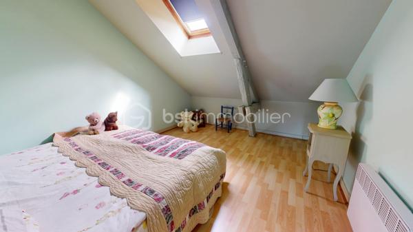 Uniquement chez BSK IMMOBILIER 
Idéalement situé à Bourges quartier Gionne (sud est, secteur calme, résidentiel et recherché),  offrant une belle qualité de vie avec la proximité de plusieurs commodités pratiques: écoles primaires / collège Jean Renoir / lycée Jacques Cœur / Pierre Emile Martin / fac de droit / campus universitaire LAHITOLLE / école Militaire, 
supermarchés, commerces divers, pharmacie ET rocade à proximité pour sortie autoroute ... je vous présente ce nouveau bien à la vente sur 2 niveaux d'environ 108 m² habitables .

Cette maison, édifiée sur une parcelle entièrement close d'environ 640m², se compose:
- En RDC, d'une entrée donnant sur une salle à manger avec placard, d'une cuisine, d'une chambre avec placard, d'une salle d'eau (douche) avec WC et d'un salon avec poêle à bois.
- A l'étage, d'un grand pallier desservant deux chambres et une salle de bains (baignoire) avec WC.

En extérieur, vous aurez accès à un joli jardin avec terrasse couverte en prolongement de la cuisine pour profiter des beaux jours en famille ou entre amis, 1 garage pour abriter un véhicule si besoin et de nombreuses dépendances avec espace buanderie, atelier, débarras, espace jardin, plusieurs autres pièces de stockage etc...
En complément une cave en sous-sol de la maison. 
Exposition terrasse : est.

les + : à seulement quelques minutes du centre-ville avec un air de campagne, maison saine, , menuiseries double vitrage PVC, volets roulants motorisés, nombreuses dépendances extérieures, système de chauffage au gaz production d'eau chaude, véranda ouverte, fibre raccordée, assainissement collectif, garage, toiture ardoise récente etc..

Une visite s'impose !