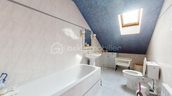 Uniquement chez BSK IMMOBILIER 
Idéalement situé à Bourges quartier Gionne (sud est, secteur calme, résidentiel et recherché),  offrant une belle qualité de vie avec la proximité de plusieurs commodités pratiques: écoles primaires / collège Jean Renoir / lycée Jacques Cœur / Pierre Emile Martin / fac de droit / campus universitaire LAHITOLLE / école Militaire, 
supermarchés, commerces divers, pharmacie ET rocade à proximité pour sortie autoroute ... je vous présente ce nouveau bien à la vente sur 2 niveaux d'environ 108 m² habitables .

Cette maison, édifiée sur une parcelle entièrement close d'environ 640m², se compose:
- En RDC, d'une entrée donnant sur une salle à manger avec placard, d'une cuisine, d'une chambre avec placard, d'une salle d'eau (douche) avec WC et d'un salon avec poêle à bois.
- A l'étage, d'un grand pallier desservant deux chambres et une salle de bains (baignoire) avec WC.

En extérieur, vous aurez accès à un joli jardin avec terrasse couverte en prolongement de la cuisine pour profiter des beaux jours en famille ou entre amis, 1 garage pour abriter un véhicule si besoin et de nombreuses dépendances avec espace buanderie, atelier, débarras, espace jardin, plusieurs autres pièces de stockage etc...
En complément une cave en sous-sol de la maison. 
Exposition terrasse : est.

les + : à seulement quelques minutes du centre-ville avec un air de campagne, maison saine, , menuiseries double vitrage PVC, volets roulants motorisés, nombreuses dépendances extérieures, système de chauffage au gaz production d'eau chaude, véranda ouverte, fibre raccordée, assainissement collectif, garage, toiture ardoise récente etc..

Une visite s'impose !