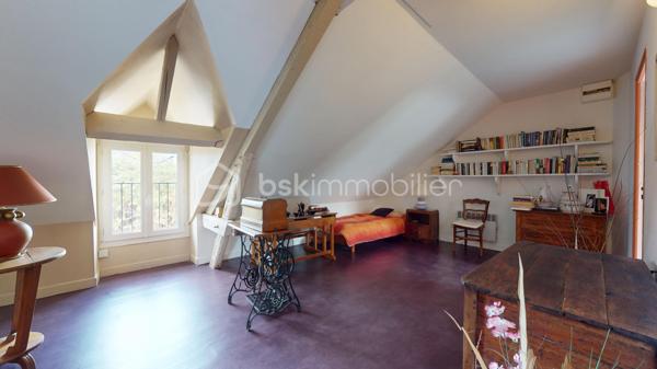 Uniquement chez BSK IMMOBILIER 
Idéalement situé à Bourges quartier Gionne (sud est, secteur calme, résidentiel et recherché),  offrant une belle qualité de vie avec la proximité de plusieurs commodités pratiques: écoles primaires / collège Jean Renoir / lycée Jacques Cœur / Pierre Emile Martin / fac de droit / campus universitaire LAHITOLLE / école Militaire, 
supermarchés, commerces divers, pharmacie ET rocade à proximité pour sortie autoroute ... je vous présente ce nouveau bien à la vente sur 2 niveaux d'environ 108 m² habitables .

Cette maison, édifiée sur une parcelle entièrement close d'environ 640m², se compose:
- En RDC, d'une entrée donnant sur une salle à manger avec placard, d'une cuisine, d'une chambre avec placard, d'une salle d'eau (douche) avec WC et d'un salon avec poêle à bois.
- A l'étage, d'un grand pallier desservant deux chambres et une salle de bains (baignoire) avec WC.

En extérieur, vous aurez accès à un joli jardin avec terrasse couverte en prolongement de la cuisine pour profiter des beaux jours en famille ou entre amis, 1 garage pour abriter un véhicule si besoin et de nombreuses dépendances avec espace buanderie, atelier, débarras, espace jardin, plusieurs autres pièces de stockage etc...
En complément une cave en sous-sol de la maison. 
Exposition terrasse : est.

les + : à seulement quelques minutes du centre-ville avec un air de campagne, maison saine, , menuiseries double vitrage PVC, volets roulants motorisés, nombreuses dépendances extérieures, système de chauffage au gaz production d'eau chaude, véranda ouverte, fibre raccordée, assainissement collectif, garage, toiture ardoise récente etc..

Une visite s'impose !