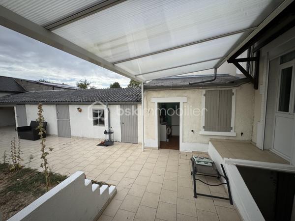 Uniquement chez BSK IMMOBILIER 
Idéalement situé à Bourges quartier Gionne (sud est, secteur calme, résidentiel et recherché),  offrant une belle qualité de vie avec la proximité de plusieurs commodités pratiques: écoles primaires / collège Jean Renoir / lycée Jacques Cœur / Pierre Emile Martin / fac de droit / campus universitaire LAHITOLLE / école Militaire, 
supermarchés, commerces divers, pharmacie ET rocade à proximité pour sortie autoroute ... je vous présente ce nouveau bien à la vente sur 2 niveaux d'environ 108 m² habitables .

Cette maison, édifiée sur une parcelle entièrement close d'environ 640m², se compose:
- En RDC, d'une entrée donnant sur une salle à manger avec placard, d'une cuisine, d'une chambre avec placard, d'une salle d'eau (douche) avec WC et d'un salon avec poêle à bois.
- A l'étage, d'un grand pallier desservant deux chambres et une salle de bains (baignoire) avec WC.

En extérieur, vous aurez accès à un joli jardin avec terrasse couverte en prolongement de la cuisine pour profiter des beaux jours en famille ou entre amis, 1 garage pour abriter un véhicule si besoin et de nombreuses dépendances avec espace buanderie, atelier, débarras, espace jardin, plusieurs autres pièces de stockage etc...
En complément une cave en sous-sol de la maison. 
Exposition terrasse : est.

les + : à seulement quelques minutes du centre-ville avec un air de campagne, maison saine, , menuiseries double vitrage PVC, volets roulants motorisés, nombreuses dépendances extérieures, système de chauffage au gaz production d'eau chaude, véranda ouverte, fibre raccordée, assainissement collectif, garage, toiture ardoise récente etc..

Une visite s'impose !