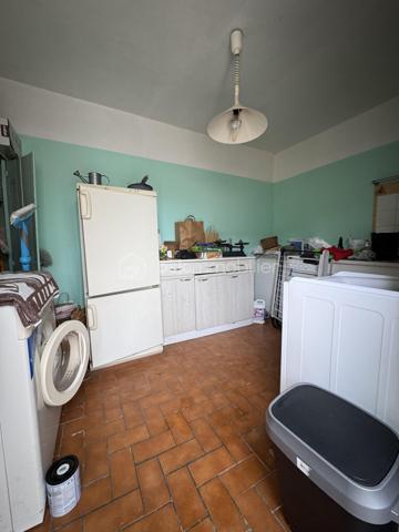 Uniquement chez BSK IMMOBILIER 
Idéalement situé à Bourges quartier Gionne (sud est, secteur calme, résidentiel et recherché),  offrant une belle qualité de vie avec la proximité de plusieurs commodités pratiques: écoles primaires / collège Jean Renoir / lycée Jacques Cœur / Pierre Emile Martin / fac de droit / campus universitaire LAHITOLLE / école Militaire, 
supermarchés, commerces divers, pharmacie ET rocade à proximité pour sortie autoroute ... je vous présente ce nouveau bien à la vente sur 2 niveaux d'environ 108 m² habitables .

Cette maison, édifiée sur une parcelle entièrement close d'environ 640m², se compose:
- En RDC, d'une entrée donnant sur une salle à manger avec placard, d'une cuisine, d'une chambre avec placard, d'une salle d'eau (douche) avec WC et d'un salon avec poêle à bois.
- A l'étage, d'un grand pallier desservant deux chambres et une salle de bains (baignoire) avec WC.

En extérieur, vous aurez accès à un joli jardin avec terrasse couverte en prolongement de la cuisine pour profiter des beaux jours en famille ou entre amis, 1 garage pour abriter un véhicule si besoin et de nombreuses dépendances avec espace buanderie, atelier, débarras, espace jardin, plusieurs autres pièces de stockage etc...
En complément une cave en sous-sol de la maison. 
Exposition terrasse : est.

les + : à seulement quelques minutes du centre-ville avec un air de campagne, maison saine, , menuiseries double vitrage PVC, volets roulants motorisés, nombreuses dépendances extérieures, système de chauffage au gaz production d'eau chaude, véranda ouverte, fibre raccordée, assainissement collectif, garage, toiture ardoise récente etc..

Une visite s'impose !