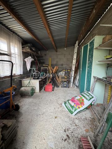 Uniquement chez BSK IMMOBILIER 
Idéalement situé à Bourges quartier Gionne (sud est, secteur calme, résidentiel et recherché),  offrant une belle qualité de vie avec la proximité de plusieurs commodités pratiques: écoles primaires / collège Jean Renoir / lycée Jacques Cœur / Pierre Emile Martin / fac de droit / campus universitaire LAHITOLLE / école Militaire, 
supermarchés, commerces divers, pharmacie ET rocade à proximité pour sortie autoroute ... je vous présente ce nouveau bien à la vente sur 2 niveaux d'environ 108 m² habitables .

Cette maison, édifiée sur une parcelle entièrement close d'environ 640m², se compose:
- En RDC, d'une entrée donnant sur une salle à manger avec placard, d'une cuisine, d'une chambre avec placard, d'une salle d'eau (douche) avec WC et d'un salon avec poêle à bois.
- A l'étage, d'un grand pallier desservant deux chambres et une salle de bains (baignoire) avec WC.

En extérieur, vous aurez accès à un joli jardin avec terrasse couverte en prolongement de la cuisine pour profiter des beaux jours en famille ou entre amis, 1 garage pour abriter un véhicule si besoin et de nombreuses dépendances avec espace buanderie, atelier, débarras, espace jardin, plusieurs autres pièces de stockage etc...
En complément une cave en sous-sol de la maison. 
Exposition terrasse : est.

les + : à seulement quelques minutes du centre-ville avec un air de campagne, maison saine, , menuiseries double vitrage PVC, volets roulants motorisés, nombreuses dépendances extérieures, système de chauffage au gaz production d'eau chaude, véranda ouverte, fibre raccordée, assainissement collectif, garage, toiture ardoise récente etc..

Une visite s'impose !