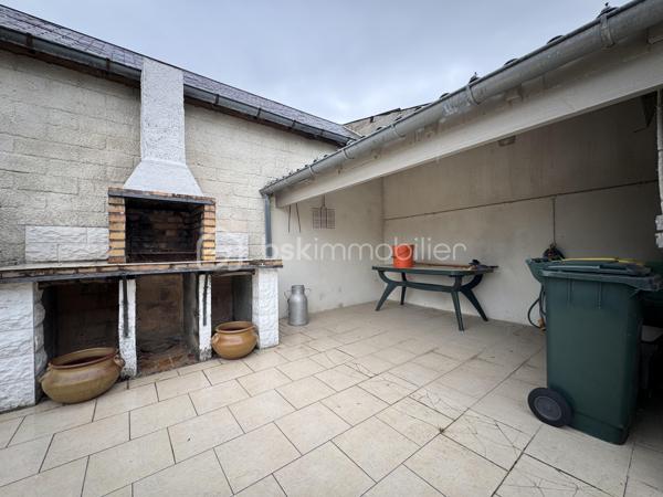 Uniquement chez BSK IMMOBILIER 
Idéalement situé à Bourges quartier Gionne (sud est, secteur calme, résidentiel et recherché),  offrant une belle qualité de vie avec la proximité de plusieurs commodités pratiques: écoles primaires / collège Jean Renoir / lycée Jacques Cœur / Pierre Emile Martin / fac de droit / campus universitaire LAHITOLLE / école Militaire, 
supermarchés, commerces divers, pharmacie ET rocade à proximité pour sortie autoroute ... je vous présente ce nouveau bien à la vente sur 2 niveaux d'environ 108 m² habitables .

Cette maison, édifiée sur une parcelle entièrement close d'environ 640m², se compose:
- En RDC, d'une entrée donnant sur une salle à manger avec placard, d'une cuisine, d'une chambre avec placard, d'une salle d'eau (douche) avec WC et d'un salon avec poêle à bois.
- A l'étage, d'un grand pallier desservant deux chambres et une salle de bains (baignoire) avec WC.

En extérieur, vous aurez accès à un joli jardin avec terrasse couverte en prolongement de la cuisine pour profiter des beaux jours en famille ou entre amis, 1 garage pour abriter un véhicule si besoin et de nombreuses dépendances avec espace buanderie, atelier, débarras, espace jardin, plusieurs autres pièces de stockage etc...
En complément une cave en sous-sol de la maison. 
Exposition terrasse : est.

les + : à seulement quelques minutes du centre-ville avec un air de campagne, maison saine, , menuiseries double vitrage PVC, volets roulants motorisés, nombreuses dépendances extérieures, système de chauffage au gaz production d'eau chaude, véranda ouverte, fibre raccordée, assainissement collectif, garage, toiture ardoise récente etc..

Une visite s'impose !