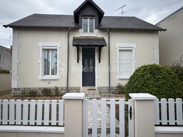 Uniquement chez BSK IMMOBILIER 
Idéalement situé à Bourges quartier Gionne (sud est, secteur calme, résidentiel et recherché),  offrant une belle qualité de vie avec la proximité de plusieurs commodités pratiques: écoles primaires / collège Jean Renoir / lycée Jacques Cœur / Pierre Emile Martin / fac de droit / campus universitaire LAHITOLLE / école Militaire, 
supermarchés, commerces divers, pharmacie ET rocade à proximité pour sortie autoroute ... je vous présente ce nouveau bien à la vente sur 2 niveaux d'environ 108 m² habitables .

Cette maison, édifiée sur une parcelle entièrement close d'environ 640m², se compose:
- En RDC, d'une entrée donnant sur une salle à manger avec placard, d'une cuisine, d'une chambre avec placard, d'une salle d'eau (douche) avec WC et d'un salon avec poêle à bois.
- A l'étage, d'un grand pallier desservant deux chambres et une salle de bains (baignoire) avec WC.

En extérieur, vous aurez accès à un joli jardin avec terrasse couverte en prolongement de la cuisine pour profiter des beaux jours en famille ou entre amis, 1 garage pour abriter un véhicule si besoin et de nombreuses dépendances avec espace buanderie, atelier, débarras, espace jardin, plusieurs autres pièces de stockage etc...
En complément une cave en sous-sol de la maison. 
Exposition terrasse : est.

les + : à seulement quelques minutes du centre-ville avec un air de campagne, maison saine, , menuiseries double vitrage PVC, volets roulants motorisés, nombreuses dépendances extérieures, système de chauffage au gaz production d'eau chaude, véranda ouverte, fibre raccordée, assainissement collectif, garage, toiture ardoise récente etc..

Une visite s'impose !