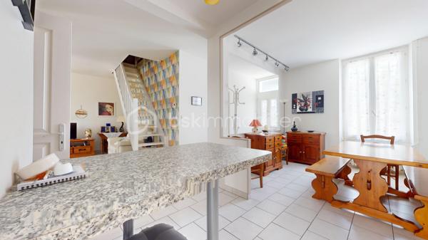Uniquement chez BSK IMMOBILIER 
Idéalement situé à Bourges quartier Gionne (sud est, secteur calme, résidentiel et recherché),  offrant une belle qualité de vie avec la proximité de plusieurs commodités pratiques: écoles primaires / collège Jean Renoir / lycée Jacques Cœur / Pierre Emile Martin / fac de droit / campus universitaire LAHITOLLE / école Militaire, 
supermarchés, commerces divers, pharmacie ET rocade à proximité pour sortie autoroute ... je vous présente ce nouveau bien à la vente sur 2 niveaux d'environ 108 m² habitables .

Cette maison, édifiée sur une parcelle entièrement close d'environ 640m², se compose:
- En RDC, d'une entrée donnant sur une salle à manger avec placard, d'une cuisine, d'une chambre avec placard, d'une salle d'eau (douche) avec WC et d'un salon avec poêle à bois.
- A l'étage, d'un grand pallier desservant deux chambres et une salle de bains (baignoire) avec WC.

En extérieur, vous aurez accès à un joli jardin avec terrasse couverte en prolongement de la cuisine pour profiter des beaux jours en famille ou entre amis, 1 garage pour abriter un véhicule si besoin et de nombreuses dépendances avec espace buanderie, atelier, débarras, espace jardin, plusieurs autres pièces de stockage etc...
En complément une cave en sous-sol de la maison. 
Exposition terrasse : est.

les + : à seulement quelques minutes du centre-ville avec un air de campagne, maison saine, , menuiseries double vitrage PVC, volets roulants motorisés, nombreuses dépendances extérieures, système de chauffage au gaz production d'eau chaude, véranda ouverte, fibre raccordée, assainissement collectif, garage, toiture ardoise récente etc..

Une visite s'impose !