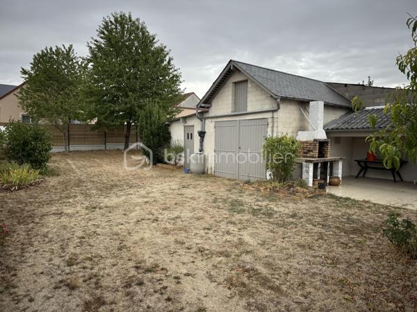 Uniquement chez BSK IMMOBILIER 
Idéalement situé à Bourges quartier Gionne (sud est, secteur calme, résidentiel et recherché),  offrant une belle qualité de vie avec la proximité de plusieurs commodités pratiques: écoles primaires / collège Jean Renoir / lycée Jacques Cœur / Pierre Emile Martin / fac de droit / campus universitaire LAHITOLLE / école Militaire, 
supermarchés, commerces divers, pharmacie ET rocade à proximité pour sortie autoroute ... je vous présente ce nouveau bien à la vente sur 2 niveaux d'environ 108 m² habitables .

Cette maison, édifiée sur une parcelle entièrement close d'environ 640m², se compose:
- En RDC, d'une entrée donnant sur une salle à manger avec placard, d'une cuisine, d'une chambre avec placard, d'une salle d'eau (douche) avec WC et d'un salon avec poêle à bois.
- A l'étage, d'un grand pallier desservant deux chambres et une salle de bains (baignoire) avec WC.

En extérieur, vous aurez accès à un joli jardin avec terrasse couverte en prolongement de la cuisine pour profiter des beaux jours en famille ou entre amis, 1 garage pour abriter un véhicule si besoin et de nombreuses dépendances avec espace buanderie, atelier, débarras, espace jardin, plusieurs autres pièces de stockage etc...
En complément une cave en sous-sol de la maison. 
Exposition terrasse : est.

les + : à seulement quelques minutes du centre-ville avec un air de campagne, maison saine, , menuiseries double vitrage PVC, volets roulants motorisés, nombreuses dépendances extérieures, système de chauffage au gaz production d'eau chaude, véranda ouverte, fibre raccordée, assainissement collectif, garage, toiture ardoise récente etc..

Une visite s'impose !