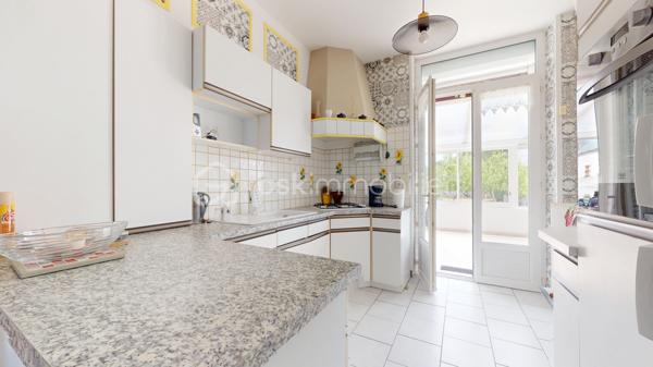 Uniquement chez BSK IMMOBILIER 
Idéalement situé à Bourges quartier Gionne (sud est, secteur calme, résidentiel et recherché),  offrant une belle qualité de vie avec la proximité de plusieurs commodités pratiques: écoles primaires / collège Jean Renoir / lycée Jacques Cœur / Pierre Emile Martin / fac de droit / campus universitaire LAHITOLLE / école Militaire, 
supermarchés, commerces divers, pharmacie ET rocade à proximité pour sortie autoroute ... je vous présente ce nouveau bien à la vente sur 2 niveaux d'environ 108 m² habitables .

Cette maison, édifiée sur une parcelle entièrement close d'environ 640m², se compose:
- En RDC, d'une entrée donnant sur une salle à manger avec placard, d'une cuisine, d'une chambre avec placard, d'une salle d'eau (douche) avec WC et d'un salon avec poêle à bois.
- A l'étage, d'un grand pallier desservant deux chambres et une salle de bains (baignoire) avec WC.

En extérieur, vous aurez accès à un joli jardin avec terrasse couverte en prolongement de la cuisine pour profiter des beaux jours en famille ou entre amis, 1 garage pour abriter un véhicule si besoin et de nombreuses dépendances avec espace buanderie, atelier, débarras, espace jardin, plusieurs autres pièces de stockage etc...
En complément une cave en sous-sol de la maison. 
Exposition terrasse : est.

les + : à seulement quelques minutes du centre-ville avec un air de campagne, maison saine, , menuiseries double vitrage PVC, volets roulants motorisés, nombreuses dépendances extérieures, système de chauffage au gaz production d'eau chaude, véranda ouverte, fibre raccordée, assainissement collectif, garage, toiture ardoise récente etc..

Une visite s'impose !