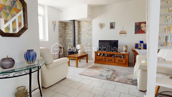 Uniquement chez BSK IMMOBILIER 
Idéalement situé à Bourges quartier Gionne (sud est, secteur calme, résidentiel et recherché),  offrant une belle qualité de vie avec la proximité de plusieurs commodités pratiques: écoles primaires / collège Jean Renoir / lycée Jacques Cœur / Pierre Emile Martin / fac de droit / campus universitaire LAHITOLLE / école Militaire, 
supermarchés, commerces divers, pharmacie ET rocade à proximité pour sortie autoroute ... je vous présente ce nouveau bien à la vente sur 2 niveaux d'environ 108 m² habitables .

Cette maison, édifiée sur une parcelle entièrement close d'environ 640m², se compose:
- En RDC, d'une entrée donnant sur une salle à manger avec placard, d'une cuisine, d'une chambre avec placard, d'une salle d'eau (douche) avec WC et d'un salon avec poêle à bois.
- A l'étage, d'un grand pallier desservant deux chambres et une salle de bains (baignoire) avec WC.

En extérieur, vous aurez accès à un joli jardin avec terrasse couverte en prolongement de la cuisine pour profiter des beaux jours en famille ou entre amis, 1 garage pour abriter un véhicule si besoin et de nombreuses dépendances avec espace buanderie, atelier, débarras, espace jardin, plusieurs autres pièces de stockage etc...
En complément une cave en sous-sol de la maison. 
Exposition terrasse : est.

les + : à seulement quelques minutes du centre-ville avec un air de campagne, maison saine, , menuiseries double vitrage PVC, volets roulants motorisés, nombreuses dépendances extérieures, système de chauffage au gaz production d'eau chaude, véranda ouverte, fibre raccordée, assainissement collectif, garage, toiture ardoise récente etc..

Une visite s'impose !