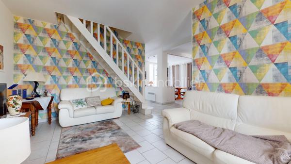 Uniquement chez BSK IMMOBILIER 
Idéalement situé à Bourges quartier Gionne (sud est, secteur calme, résidentiel et recherché),  offrant une belle qualité de vie avec la proximité de plusieurs commodités pratiques: écoles primaires / collège Jean Renoir / lycée Jacques Cœur / Pierre Emile Martin / fac de droit / campus universitaire LAHITOLLE / école Militaire, 
supermarchés, commerces divers, pharmacie ET rocade à proximité pour sortie autoroute ... je vous présente ce nouveau bien à la vente sur 2 niveaux d'environ 108 m² habitables .

Cette maison, édifiée sur une parcelle entièrement close d'environ 640m², se compose:
- En RDC, d'une entrée donnant sur une salle à manger avec placard, d'une cuisine, d'une chambre avec placard, d'une salle d'eau (douche) avec WC et d'un salon avec poêle à bois.
- A l'étage, d'un grand pallier desservant deux chambres et une salle de bains (baignoire) avec WC.

En extérieur, vous aurez accès à un joli jardin avec terrasse couverte en prolongement de la cuisine pour profiter des beaux jours en famille ou entre amis, 1 garage pour abriter un véhicule si besoin et de nombreuses dépendances avec espace buanderie, atelier, débarras, espace jardin, plusieurs autres pièces de stockage etc...
En complément une cave en sous-sol de la maison. 
Exposition terrasse : est.

les + : à seulement quelques minutes du centre-ville avec un air de campagne, maison saine, , menuiseries double vitrage PVC, volets roulants motorisés, nombreuses dépendances extérieures, système de chauffage au gaz production d'eau chaude, véranda ouverte, fibre raccordée, assainissement collectif, garage, toiture ardoise récente etc..

Une visite s'impose !