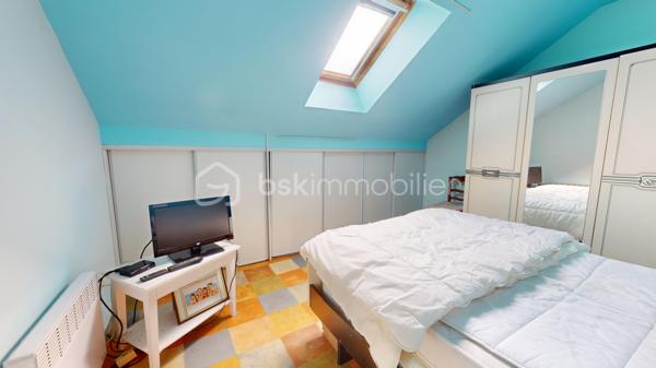 Uniquement chez BSK IMMOBILIER 
Idéalement situé à Bourges quartier Gionne (sud est, secteur calme, résidentiel et recherché),  offrant une belle qualité de vie avec la proximité de plusieurs commodités pratiques: écoles primaires / collège Jean Renoir / lycée Jacques Cœur / Pierre Emile Martin / fac de droit / campus universitaire LAHITOLLE / école Militaire, 
supermarchés, commerces divers, pharmacie ET rocade à proximité pour sortie autoroute ... je vous présente ce nouveau bien à la vente sur 2 niveaux d'environ 108 m² habitables .

Cette maison, édifiée sur une parcelle entièrement close d'environ 640m², se compose:
- En RDC, d'une entrée donnant sur une salle à manger avec placard, d'une cuisine, d'une chambre avec placard, d'une salle d'eau (douche) avec WC et d'un salon avec poêle à bois.
- A l'étage, d'un grand pallier desservant deux chambres et une salle de bains (baignoire) avec WC.

En extérieur, vous aurez accès à un joli jardin avec terrasse couverte en prolongement de la cuisine pour profiter des beaux jours en famille ou entre amis, 1 garage pour abriter un véhicule si besoin et de nombreuses dépendances avec espace buanderie, atelier, débarras, espace jardin, plusieurs autres pièces de stockage etc...
En complément une cave en sous-sol de la maison. 
Exposition terrasse : est.

les + : à seulement quelques minutes du centre-ville avec un air de campagne, maison saine, , menuiseries double vitrage PVC, volets roulants motorisés, nombreuses dépendances extérieures, système de chauffage au gaz production d'eau chaude, véranda ouverte, fibre raccordée, assainissement collectif, garage, toiture ardoise récente etc..

Une visite s'impose !