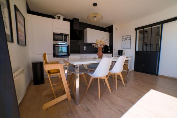 Bel appartement récent avec balcon & 2 parkings