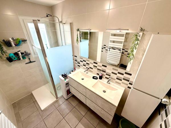 𝐕𝐢𝐥𝐥𝐚 𝐓𝟓 𝐝𝐞 𝟏𝟐𝟎 𝐦² 𝐬𝐮𝐫 𝐮𝐧𝐞 𝐩𝐚𝐫𝐜𝐞𝐥𝐥𝐞 𝐬𝐚𝐧𝐬 𝐯𝐢𝐬-𝐚̀-𝐯𝐢𝐬 𝐝𝐞 𝟐𝟔𝟎 𝐦² 𝐒𝐚𝐢𝐧𝐭-𝐋𝐚𝐮𝐫𝐞𝐧𝐭-𝐝𝐞-𝐥𝐚-𝐒𝐚𝐥𝐚𝐧𝐪𝐮𝐞