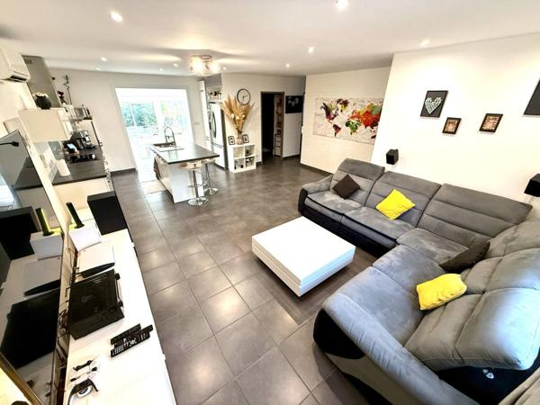 𝐕𝐢𝐥𝐥𝐚 𝐓𝟓 𝐝𝐞 𝟏𝟐𝟎 𝐦² 𝐬𝐮𝐫 𝐮𝐧𝐞 𝐩𝐚𝐫𝐜𝐞𝐥𝐥𝐞 𝐬𝐚𝐧𝐬 𝐯𝐢𝐬-𝐚̀-𝐯𝐢𝐬 𝐝𝐞 𝟐𝟔𝟎 𝐦² 𝐒𝐚𝐢𝐧𝐭-𝐋𝐚𝐮𝐫𝐞𝐧𝐭-𝐝𝐞-𝐥𝐚-𝐒𝐚𝐥𝐚𝐧𝐪𝐮𝐞