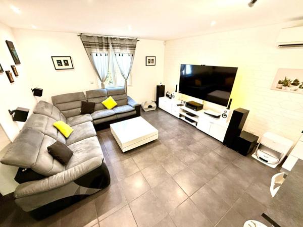 𝐕𝐢𝐥𝐥𝐚 𝐓𝟓 𝐝𝐞 𝟏𝟐𝟎 𝐦² 𝐬𝐮𝐫 𝐮𝐧𝐞 𝐩𝐚𝐫𝐜𝐞𝐥𝐥𝐞 𝐬𝐚𝐧𝐬 𝐯𝐢𝐬-𝐚̀-𝐯𝐢𝐬 𝐝𝐞 𝟐𝟔𝟎 𝐦² 𝐒𝐚𝐢𝐧𝐭-𝐋𝐚𝐮𝐫𝐞𝐧𝐭-𝐝𝐞-𝐥𝐚-𝐒𝐚𝐥𝐚𝐧𝐪𝐮𝐞