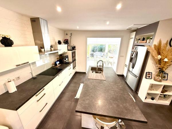 𝐕𝐢𝐥𝐥𝐚 𝐓𝟓 𝐝𝐞 𝟏𝟐𝟎 𝐦² 𝐬𝐮𝐫 𝐮𝐧𝐞 𝐩𝐚𝐫𝐜𝐞𝐥𝐥𝐞 𝐬𝐚𝐧𝐬 𝐯𝐢𝐬-𝐚̀-𝐯𝐢𝐬 𝐝𝐞 𝟐𝟔𝟎 𝐦² 𝐒𝐚𝐢𝐧𝐭-𝐋𝐚𝐮𝐫𝐞𝐧𝐭-𝐝𝐞-𝐥𝐚-𝐒𝐚𝐥𝐚𝐧𝐪𝐮𝐞