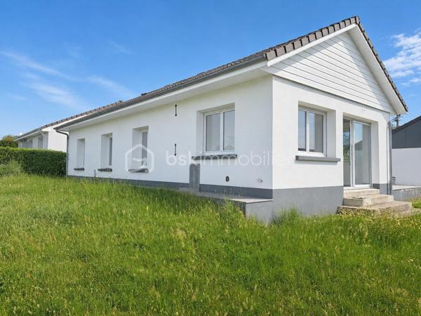 Laurent Jacquet (06.86.41.88.12) propose à la vente un pavillon individuel de plain-pied situé dans un quartier calme et recherché d’Abbeville.

Il se compose d'une entrée desservant un séjour/salon lumineux, prolongé par une seconde pièce de vie ouverte sur la terrasse et le jardin, une cuisine aménagée indépendante, d'un couloir distribuant un cellier, trois chambres, une salle de douches et un wc.

D'une superficie habitable d'environ 105 m², ce pavillon est équipé d'un chauffage électrique par radiateurs. Il dispose également d'un grenier aménageable, déjà doté de deux fenêtres de toit. Actuellement accessible par un escalier escamotable, cet espace offre une hauteur sous plafond d'environ 2 mètres et présente un beau potentiel d'aménagement selon vos projets

A l’extérieur vous découvrirez une terrasse, deux garage non attenant et une dalle bétonné d’environ 20m² pouvant accueillir un futur abri de jardin, Le tout implanté sur un terrain partiellement clôturé d’environ 720m²