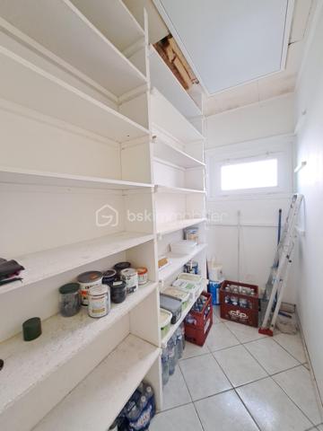 Laurent Jacquet (06.86.41.88.12) propose à la vente un pavillon individuel de plain-pied situé dans un quartier calme et recherché d’Abbeville.

Il se compose d'une entrée desservant un séjour/salon lumineux, prolongé par une seconde pièce de vie ouverte sur la terrasse et le jardin, une cuisine aménagée indépendante, d'un couloir distribuant un cellier, trois chambres, une salle de douches et un wc.

D'une superficie habitable d'environ 105 m², ce pavillon est équipé d'un chauffage électrique par radiateurs. Il dispose également d'un grenier aménageable, déjà doté de deux fenêtres de toit. Actuellement accessible par un escalier escamotable, cet espace offre une hauteur sous plafond d'environ 2 mètres et présente un beau potentiel d'aménagement selon vos projets

A l’extérieur vous découvrirez une terrasse, deux garage non attenant et une dalle bétonné d’environ 20m² pouvant accueillir un futur abri de jardin, Le tout implanté sur un terrain partiellement clôturé d’environ 720m²