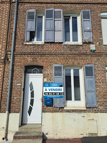 Laurent Jacquet vous propose à la vente cette maison à rénover, située dans un quartier calme d'Abbeville, à proximité de l'autoroute A16, implantée sur un terrain d'environ 950 m². Elle se compose :

Au rez-de-chaussée :
- une entrée ouvrant sur un séjour d'environ 15 m² ;
- une cuisine d'environ 12 m² ;
- une cour couverte d'environ 16 m² donnant accès à une salle de douches avec WC ;
- un dégagement avec rangement permettant l'accès au jardin.

Aux  étages :
- une chambre d'environ 15 m² ;
- un grenier au dessus d'environ 8 m² (hauteur sous plafond de 1,80 m) soit 17m² au sol, offrant un potentiel d'aménagement selon vos besoins.

À l'extérieur :
Vous profiterez d'un chemin privé menant à un verger avec de nombreux arbres fruitiers ainsi que de plusieurs abris de jardin à conforter.

Cette maison est chauffée par des radiateurs, dispose en partie de menuiseries en PVC et est raccordée au tout-à-l'égout.