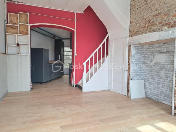 Laurent Jacquet vous propose à la vente cette maison à rénover, située dans un quartier calme d'Abbeville, à proximité de l'autoroute A16, implantée sur un terrain d'environ 950 m². Elle se compose :

Au rez-de-chaussée :
- une entrée ouvrant sur un séjour d'environ 15 m² ;
- une cuisine d'environ 12 m² ;
- une cour couverte d'environ 16 m² donnant accès à une salle de douches avec WC ;
- un dégagement avec rangement permettant l'accès au jardin.

Aux  étages :
- une chambre d'environ 15 m² ;
- un grenier au dessus d'environ 8 m² (hauteur sous plafond de 1,80 m) soit 17m² au sol, offrant un potentiel d'aménagement selon vos besoins.

À l'extérieur :
Vous profiterez d'un chemin privé menant à un verger avec de nombreux arbres fruitiers ainsi que de plusieurs abris de jardin à conforter.

Cette maison est chauffée par des radiateurs, dispose en partie de menuiseries en PVC et est raccordée au tout-à-l'égout.