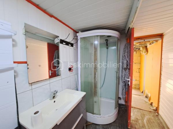 Laurent Jacquet vous propose à la vente cette maison à rénover, située dans un quartier calme d'Abbeville, à proximité de l'autoroute A16, implantée sur un terrain d'environ 950 m². Elle se compose :

Au rez-de-chaussée :
- une entrée ouvrant sur un séjour d'environ 15 m² ;
- une cuisine d'environ 12 m² ;
- une cour couverte d'environ 16 m² donnant accès à une salle de douches avec WC ;
- un dégagement avec rangement permettant l'accès au jardin.

Aux  étages :
- une chambre d'environ 15 m² ;
- un grenier au dessus d'environ 8 m² (hauteur sous plafond de 1,80 m) soit 17m² au sol, offrant un potentiel d'aménagement selon vos besoins.

À l'extérieur :
Vous profiterez d'un chemin privé menant à un verger avec de nombreux arbres fruitiers ainsi que de plusieurs abris de jardin à conforter.

Cette maison est chauffée par des radiateurs, dispose en partie de menuiseries en PVC et est raccordée au tout-à-l'égout.