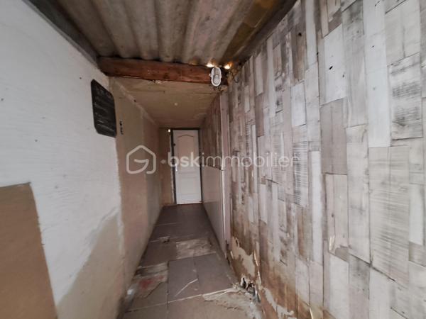 Laurent Jacquet vous propose à la vente cette maison à rénover, située dans un quartier calme d'Abbeville, à proximité de l'autoroute A16, implantée sur un terrain d'environ 950 m². Elle se compose :

Au rez-de-chaussée :
- une entrée ouvrant sur un séjour d'environ 15 m² ;
- une cuisine d'environ 12 m² ;
- une cour couverte d'environ 16 m² donnant accès à une salle de douches avec WC ;
- un dégagement avec rangement permettant l'accès au jardin.

Aux  étages :
- une chambre d'environ 15 m² ;
- un grenier au dessus d'environ 8 m² (hauteur sous plafond de 1,80 m) soit 17m² au sol, offrant un potentiel d'aménagement selon vos besoins.

À l'extérieur :
Vous profiterez d'un chemin privé menant à un verger avec de nombreux arbres fruitiers ainsi que de plusieurs abris de jardin à conforter.

Cette maison est chauffée par des radiateurs, dispose en partie de menuiseries en PVC et est raccordée au tout-à-l'égout.
