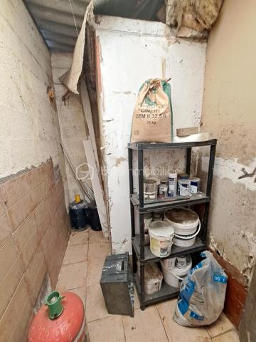 Laurent Jacquet vous propose à la vente cette maison à rénover, située dans un quartier calme d'Abbeville, à proximité de l'autoroute A16, implantée sur un terrain d'environ 950 m². Elle se compose :

Au rez-de-chaussée :
- une entrée ouvrant sur un séjour d'environ 15 m² ;
- une cuisine d'environ 12 m² ;
- une cour couverte d'environ 16 m² donnant accès à une salle de douches avec WC ;
- un dégagement avec rangement permettant l'accès au jardin.

Aux  étages :
- une chambre d'environ 15 m² ;
- un grenier au dessus d'environ 8 m² (hauteur sous plafond de 1,80 m) soit 17m² au sol, offrant un potentiel d'aménagement selon vos besoins.

À l'extérieur :
Vous profiterez d'un chemin privé menant à un verger avec de nombreux arbres fruitiers ainsi que de plusieurs abris de jardin à conforter.

Cette maison est chauffée par des radiateurs, dispose en partie de menuiseries en PVC et est raccordée au tout-à-l'égout.