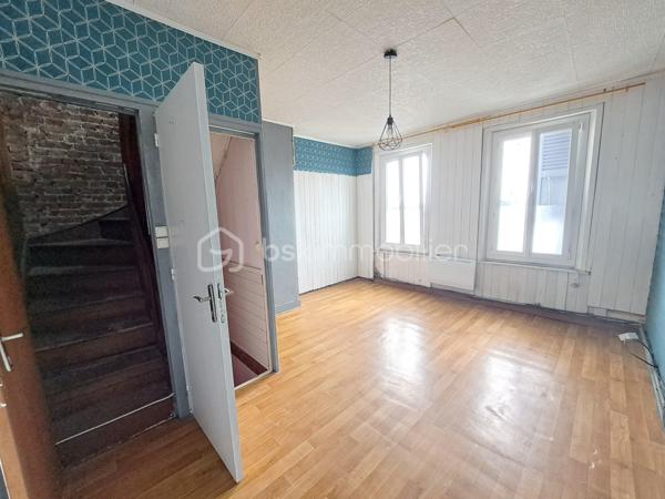 Laurent Jacquet vous propose à la vente cette maison à rénover, située dans un quartier calme d'Abbeville, à proximité de l'autoroute A16, implantée sur un terrain d'environ 950 m². Elle se compose :

Au rez-de-chaussée :
- une entrée ouvrant sur un séjour d'environ 15 m² ;
- une cuisine d'environ 12 m² ;
- une cour couverte d'environ 16 m² donnant accès à une salle de douches avec WC ;
- un dégagement avec rangement permettant l'accès au jardin.

Aux  étages :
- une chambre d'environ 15 m² ;
- un grenier au dessus d'environ 8 m² (hauteur sous plafond de 1,80 m) soit 17m² au sol, offrant un potentiel d'aménagement selon vos besoins.

À l'extérieur :
Vous profiterez d'un chemin privé menant à un verger avec de nombreux arbres fruitiers ainsi que de plusieurs abris de jardin à conforter.

Cette maison est chauffée par des radiateurs, dispose en partie de menuiseries en PVC et est raccordée au tout-à-l'égout.