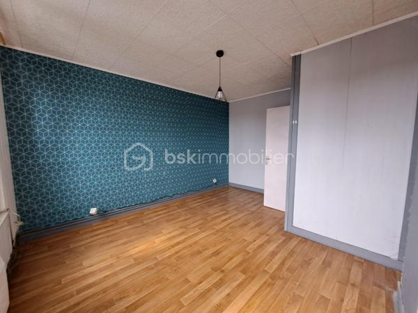 Laurent Jacquet vous propose à la vente cette maison à rénover, située dans un quartier calme d'Abbeville, à proximité de l'autoroute A16, implantée sur un terrain d'environ 950 m². Elle se compose :

Au rez-de-chaussée :
- une entrée ouvrant sur un séjour d'environ 15 m² ;
- une cuisine d'environ 12 m² ;
- une cour couverte d'environ 16 m² donnant accès à une salle de douches avec WC ;
- un dégagement avec rangement permettant l'accès au jardin.

Aux  étages :
- une chambre d'environ 15 m² ;
- un grenier au dessus d'environ 8 m² (hauteur sous plafond de 1,80 m) soit 17m² au sol, offrant un potentiel d'aménagement selon vos besoins.

À l'extérieur :
Vous profiterez d'un chemin privé menant à un verger avec de nombreux arbres fruitiers ainsi que de plusieurs abris de jardin à conforter.

Cette maison est chauffée par des radiateurs, dispose en partie de menuiseries en PVC et est raccordée au tout-à-l'égout.